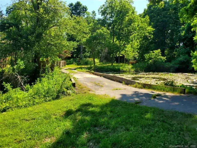 a view of yard with green space