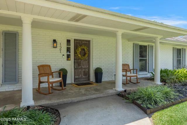 $299,000 | 121 Bayou Side Drive, Loreauville, LA 70552