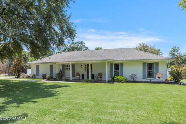 $299,000 | 121 Bayou Side Drive, Loreauville, LA 70552