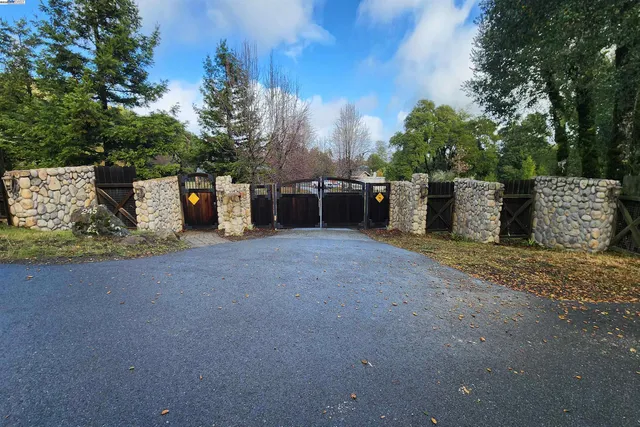 $2,998,888 | 245 Heacox Road, Woodside, CA 94062