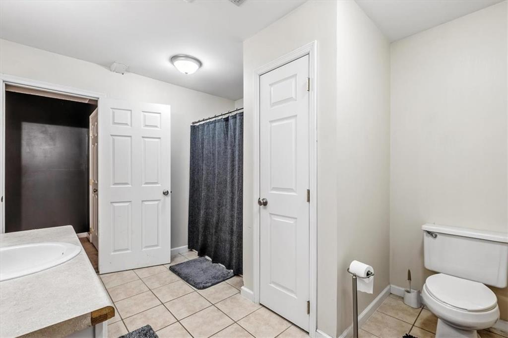 231 Gordon Road Cedartown, GA 30125 - Photo 29 of 49 a bathroom with a sink and a toilet