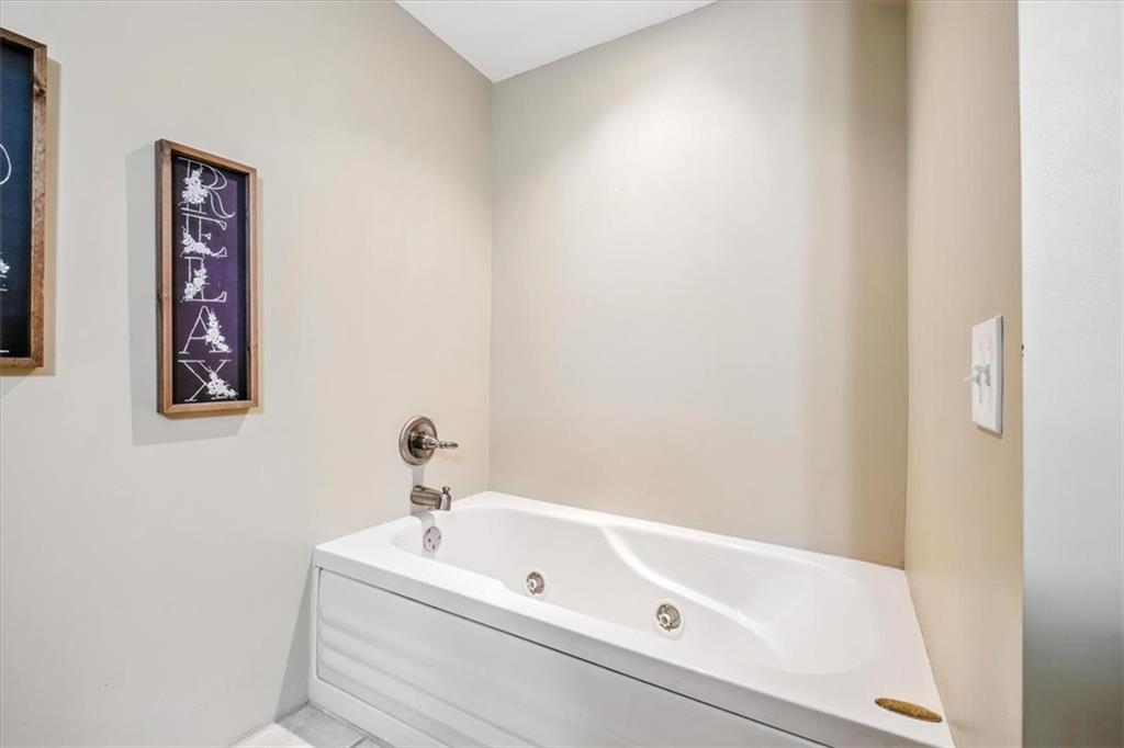 231 Gordon Road Cedartown, GA 30125 - Photo 33 of 49 a bathroom with a bathtub and a sink