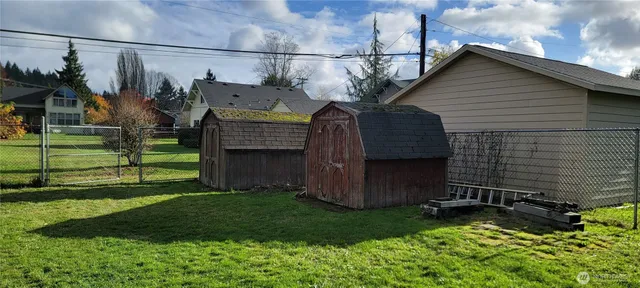 a view of a house with a backyard