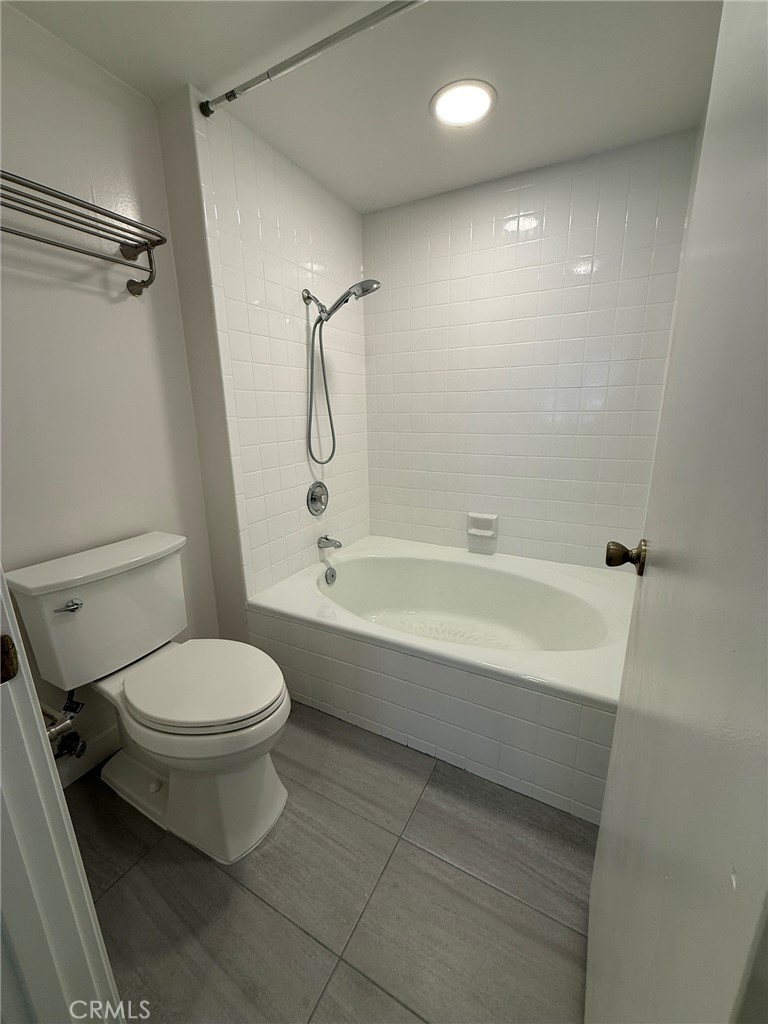 5555 Canyon Crest Drive, Unit 3B Riverside, CA 92507 - Photo 12 of 26 a bathroom with a toilet and a bathtub