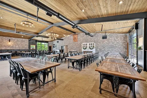 a view of entryway with a yard