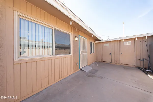 a view of a backyard