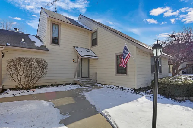 $259,900 | 705 Colby Court, Gurnee, IL 60031