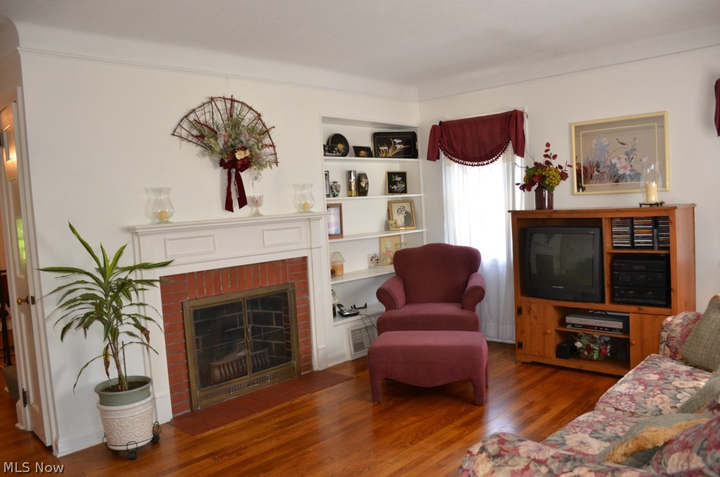 1564 Edgefield Road Lyndhurst, OH 44124 - Photo 3 of 22