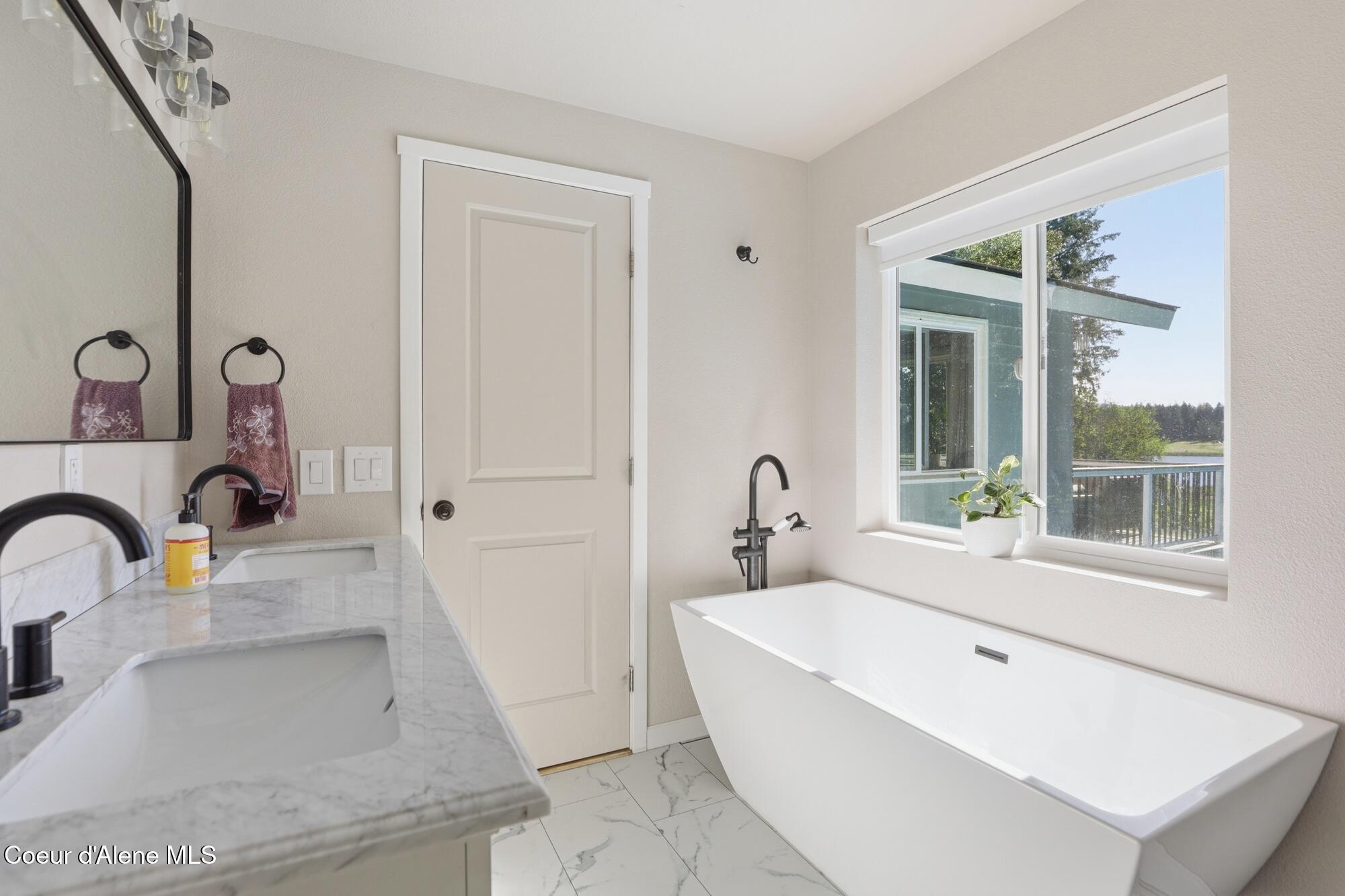 15720 North Ridgeway Drive Hayden, ID 83835 - Photo 19 of 40 Main Bathroom