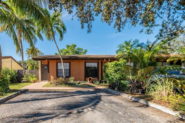 $440,000 | 2350 Pecan Court, Pembroke Pines, FL 33026