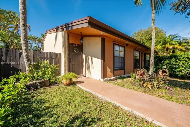 $440,000 | 2350 Pecan Court, Pembroke Pines, FL 33026