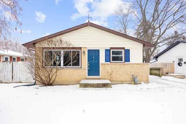 $295,000 | 219 North Ridgemoor Avenue, Mundelein, IL 60060