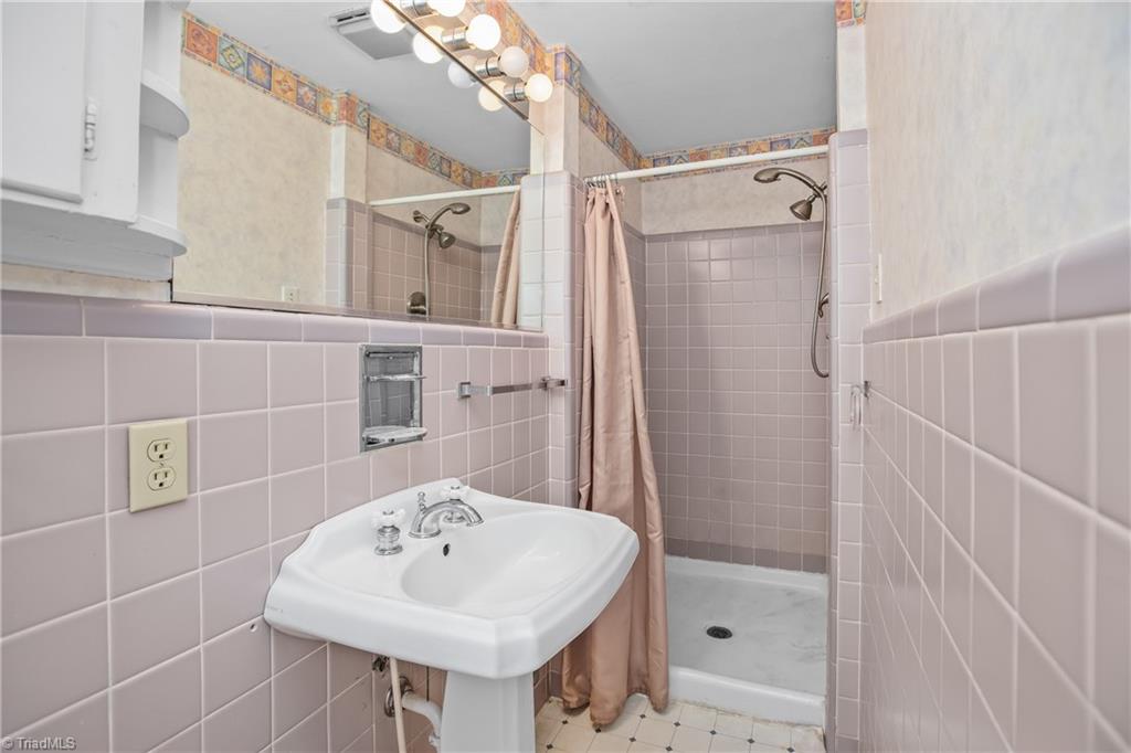 231 Edgedale Drive High Point, NC 27262 - Photo 22 of 34 Primary bathroom