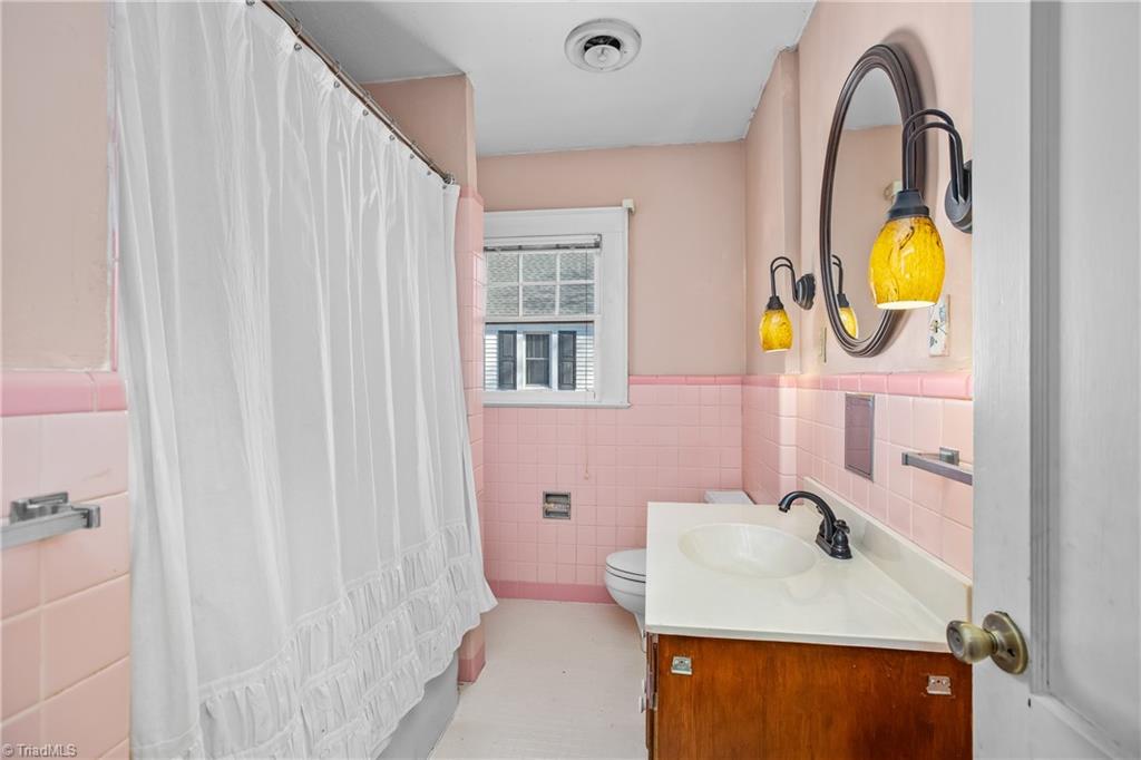 231 Edgedale Drive High Point, NC 27262 - Photo 26 of 34 Hall bathroom