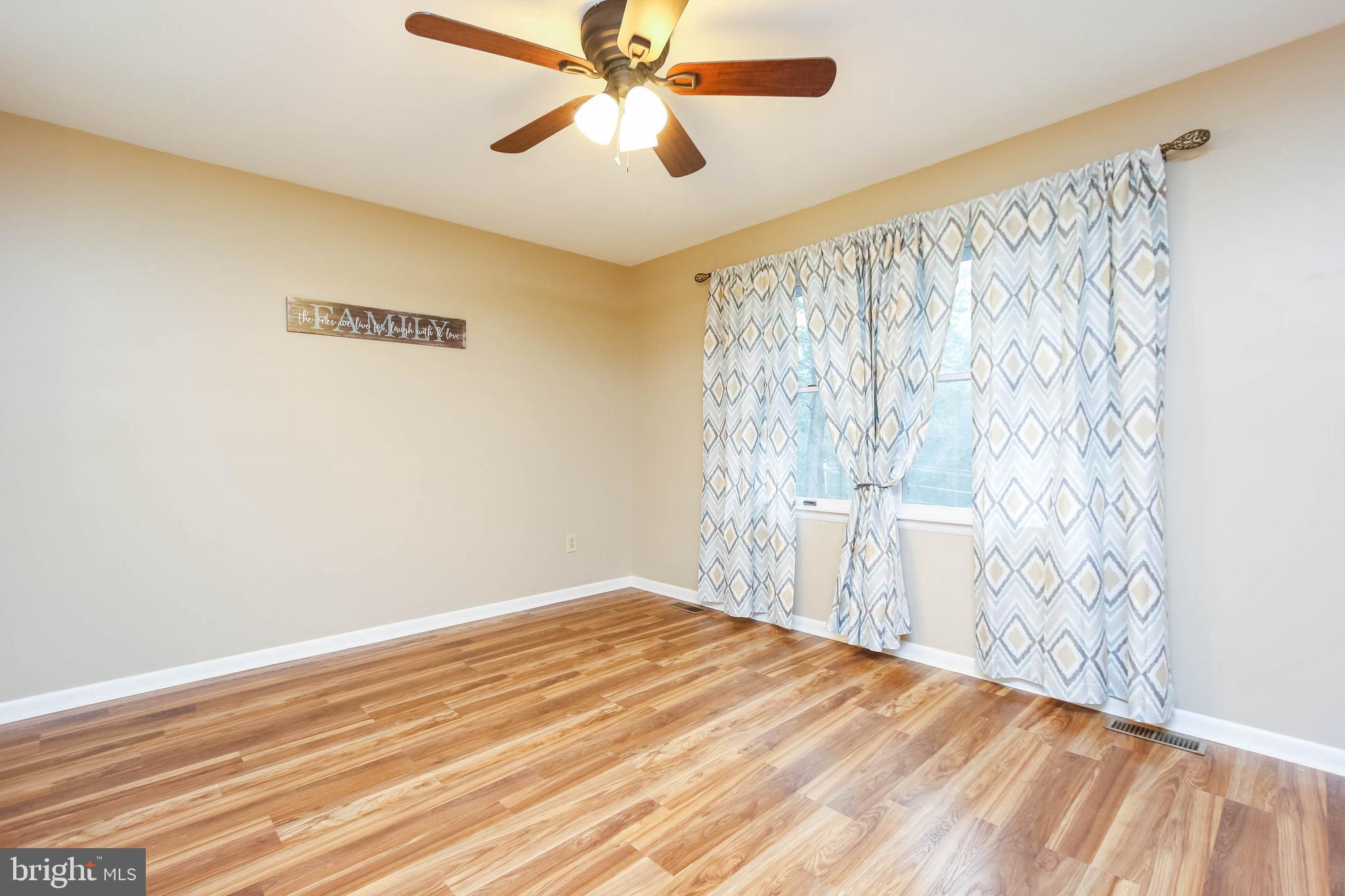 5999 Buffalo Road Mount Airy, MD 21771 - Photo 5 of 61 Living Room