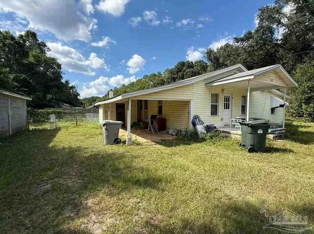 a view of a house with backyard
