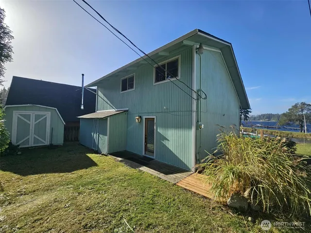 $1,995 | 451 East Mason Lake Drive East, Grapeview, WA 98546