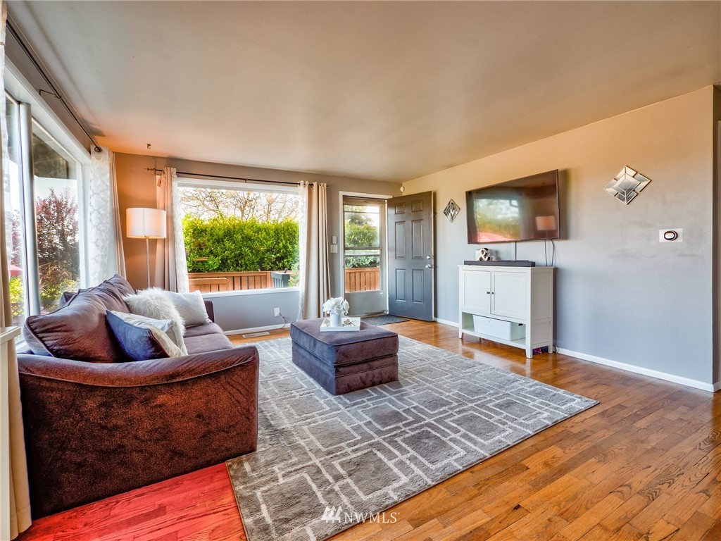 343 Stevens Avenue Southwest Renton, WA 98057 - Photo 3 of 24