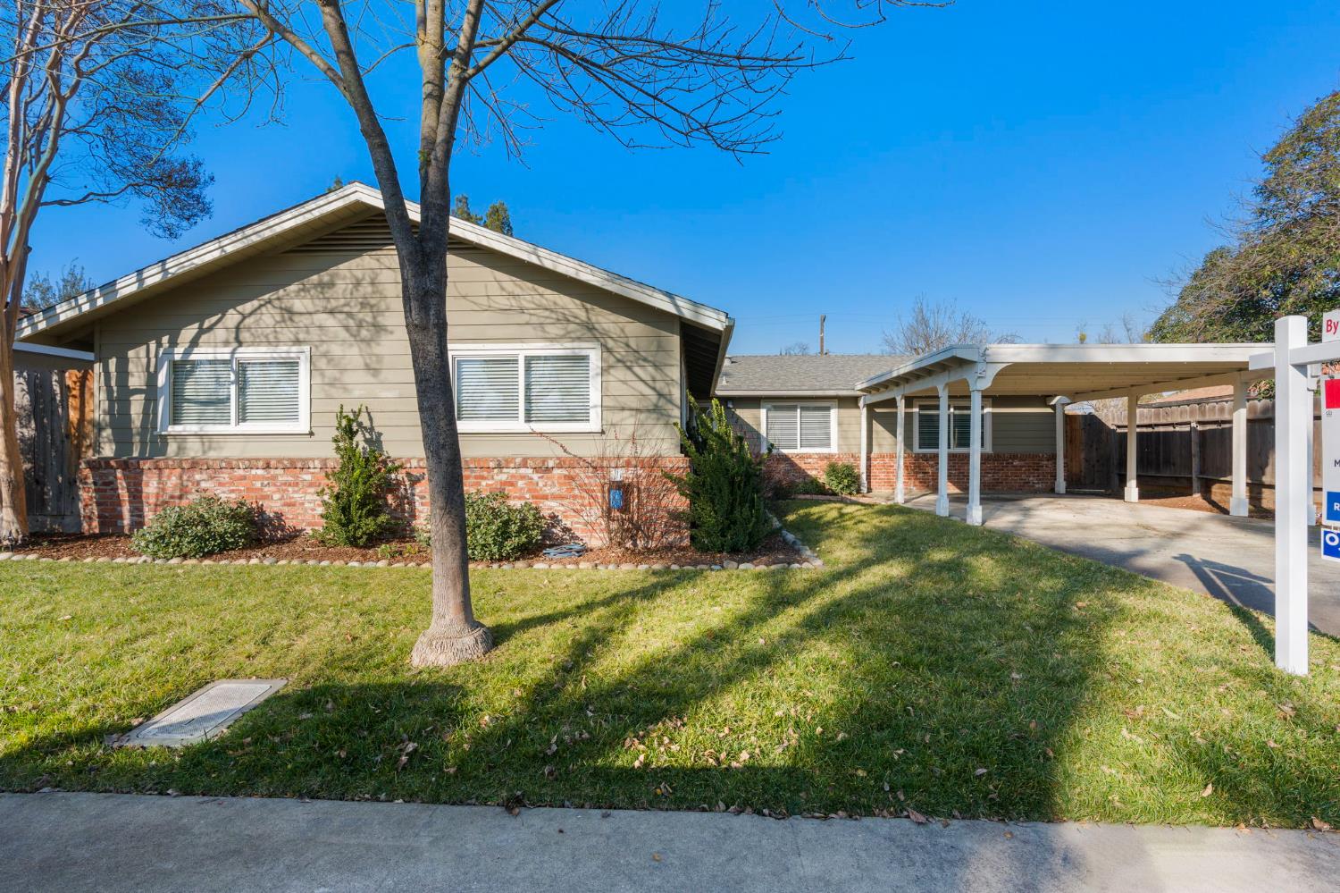 1405 Fordham Avenue Modesto, CA 95350 - Photo 4 of 32 a front view of a house with a yard