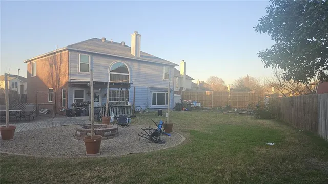 a view of a house with backyard and garden