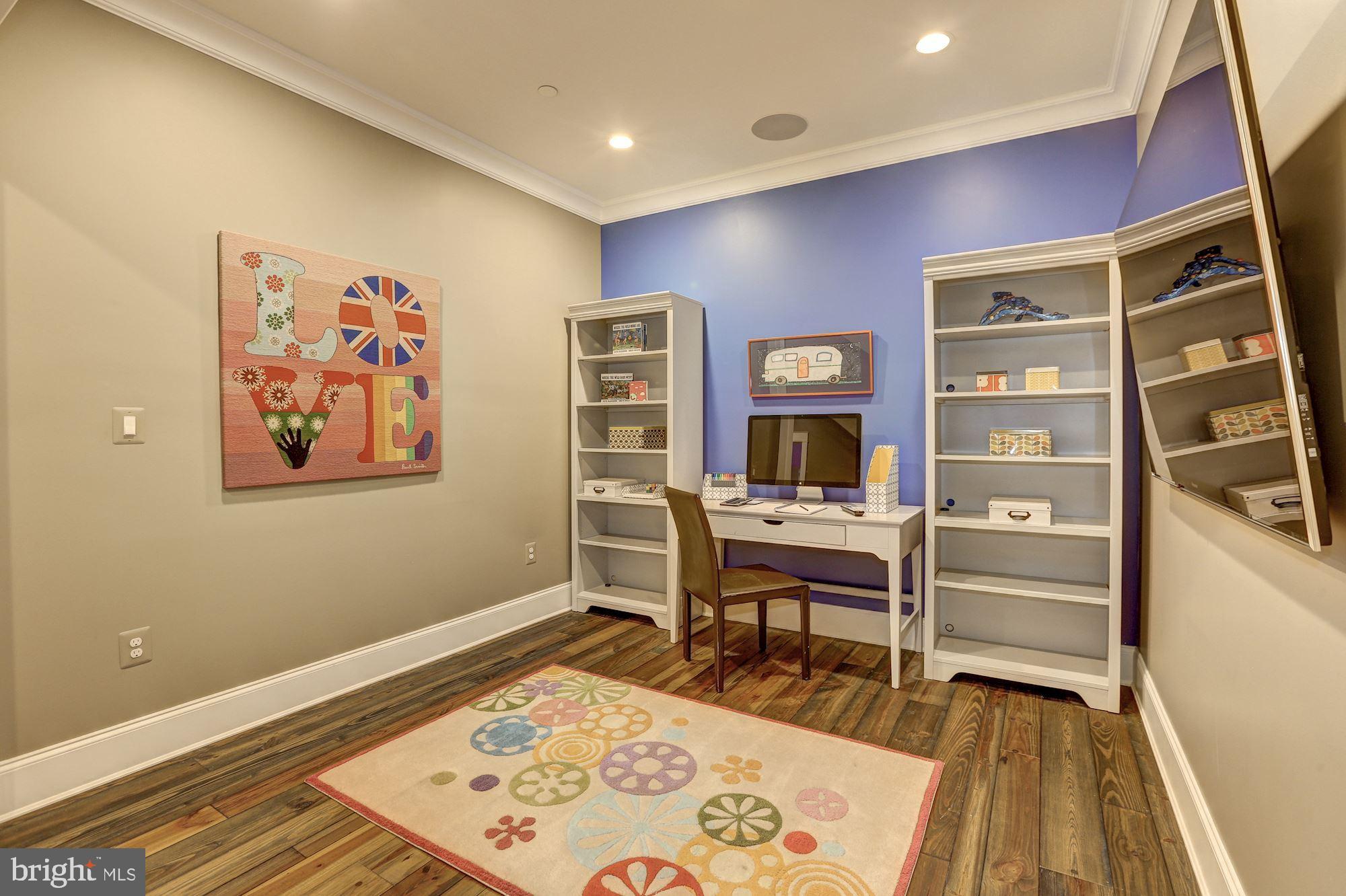 6203 Walhonding Road Bethesda, MD 20816 - Photo 40 of 56 Upper Level - Sitting Area