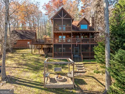 a view of a house with backyard