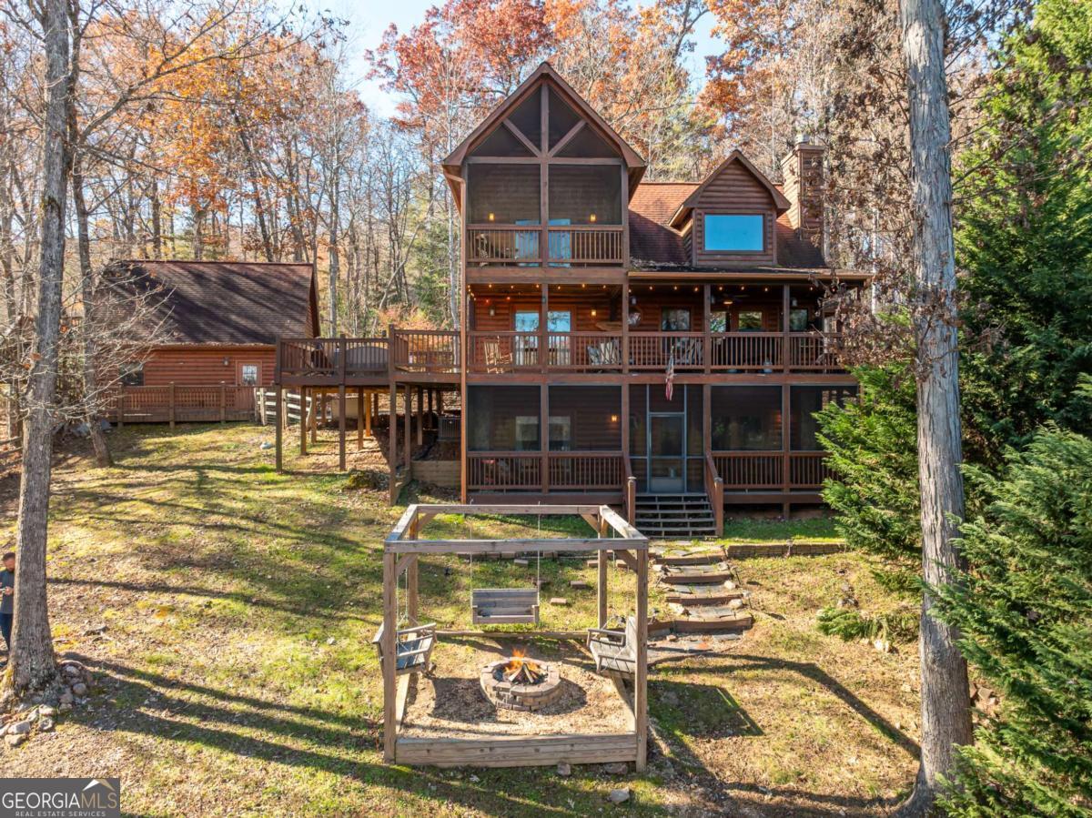 a view of a house with backyard