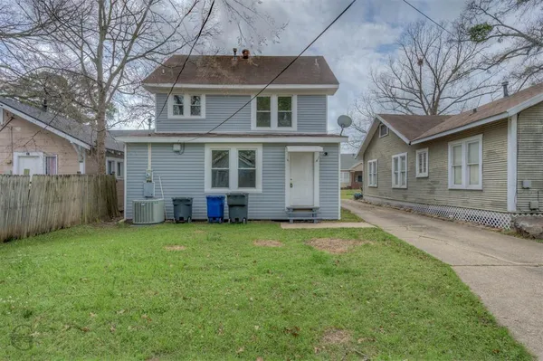 a view of a yard in front of house