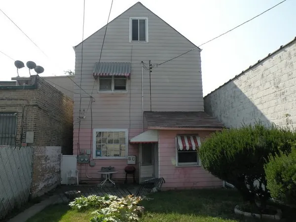 a view of a back yard of the house