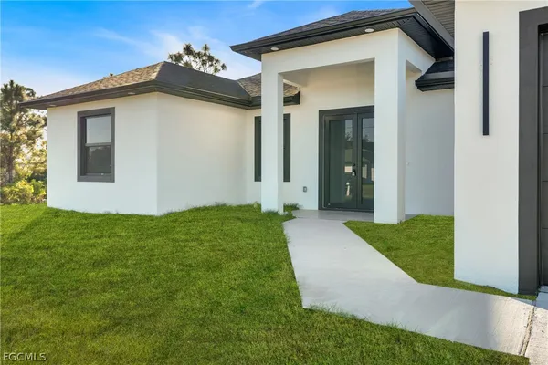 a view of a house with a yard