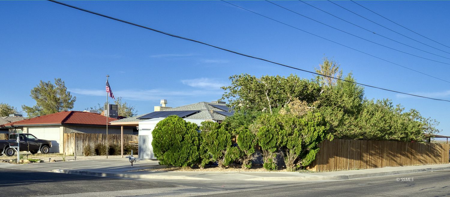 436 South Lincoln Street Ridgecrest, CA 93555 - Photo 3 of 34 a front view of a house