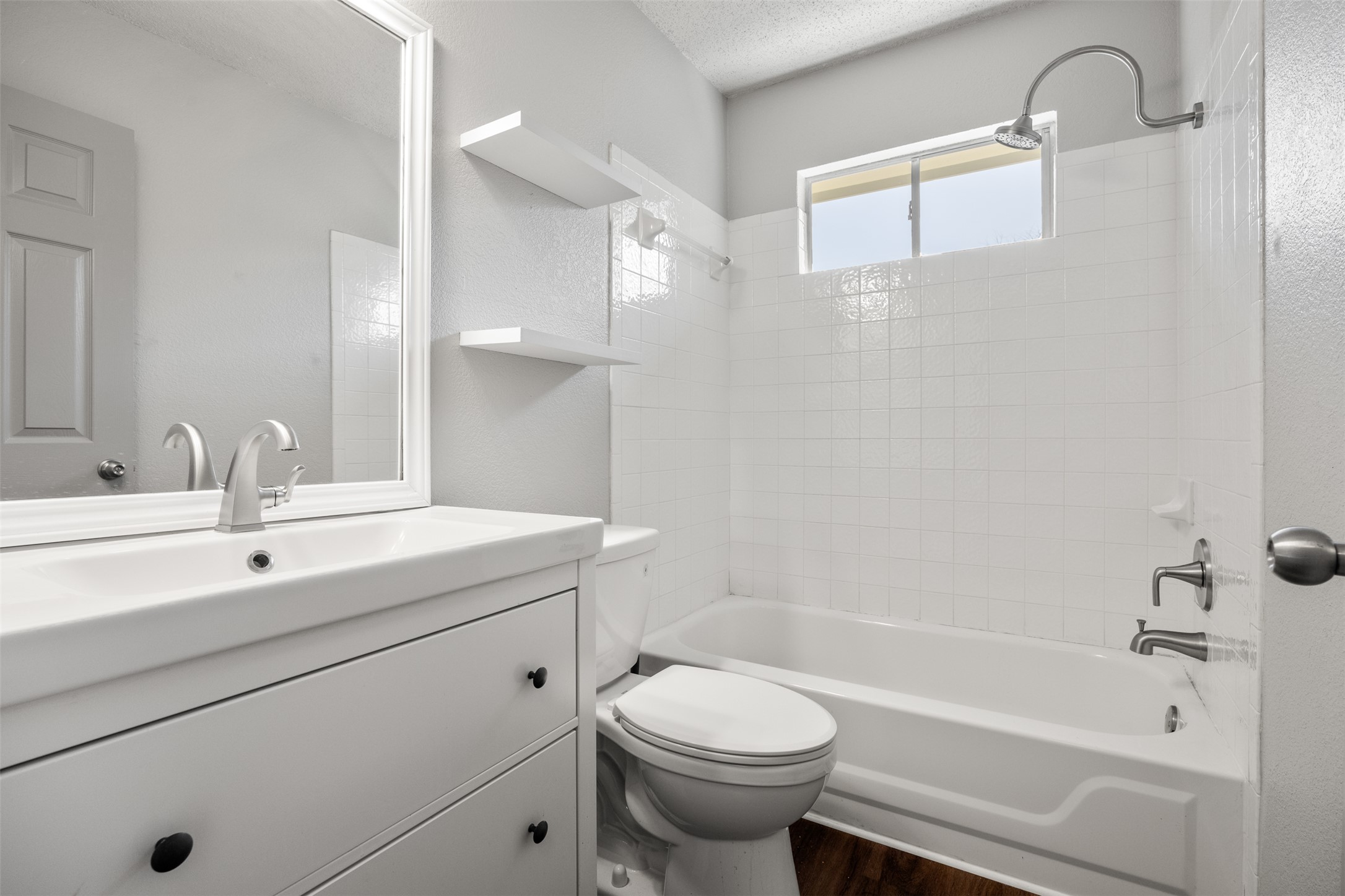 8120 Tockington Way Austin, TX 78748 - Photo 18 of 27 a bathroom with a sink a toilet and a bathtub