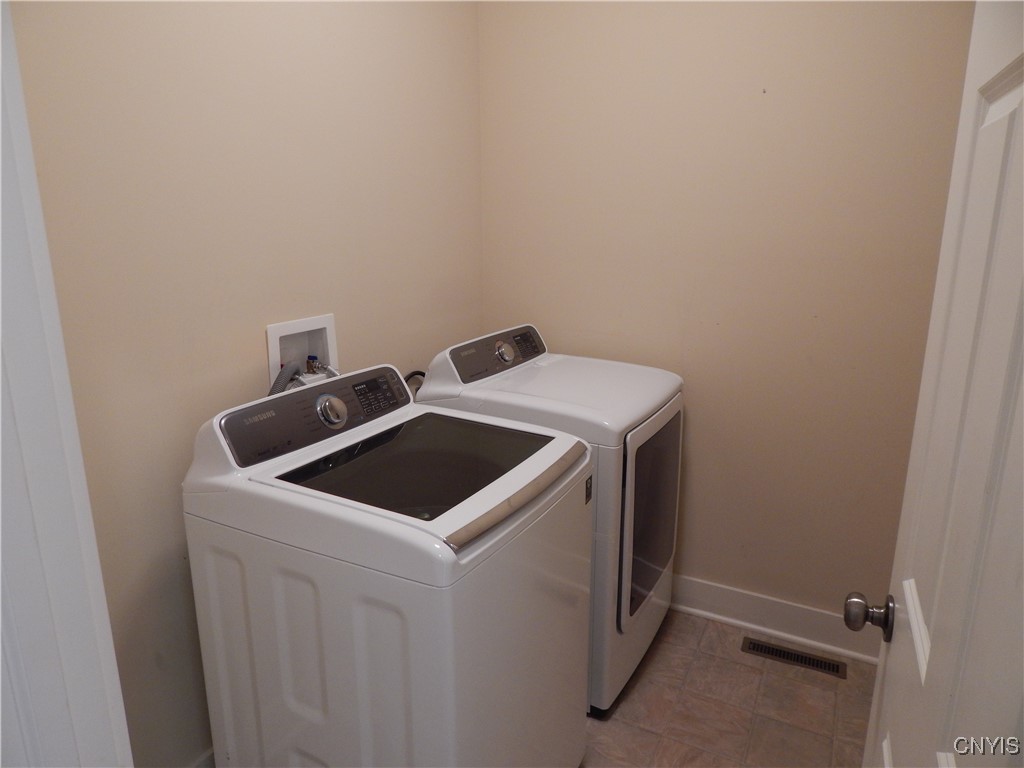 8176 Whitman Way Clay, NY 13090 - Photo 19 of 37