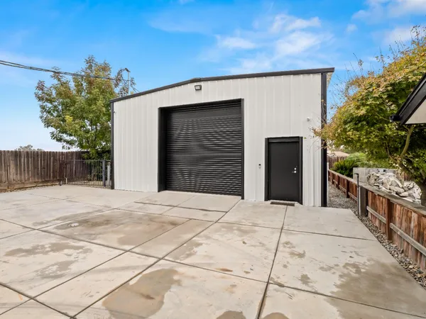 $1,225,000 | 9226 North Fowler Avenue, Clovis, CA 93619