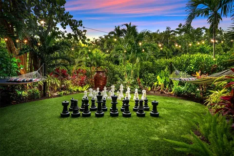 a view of backyard with garden