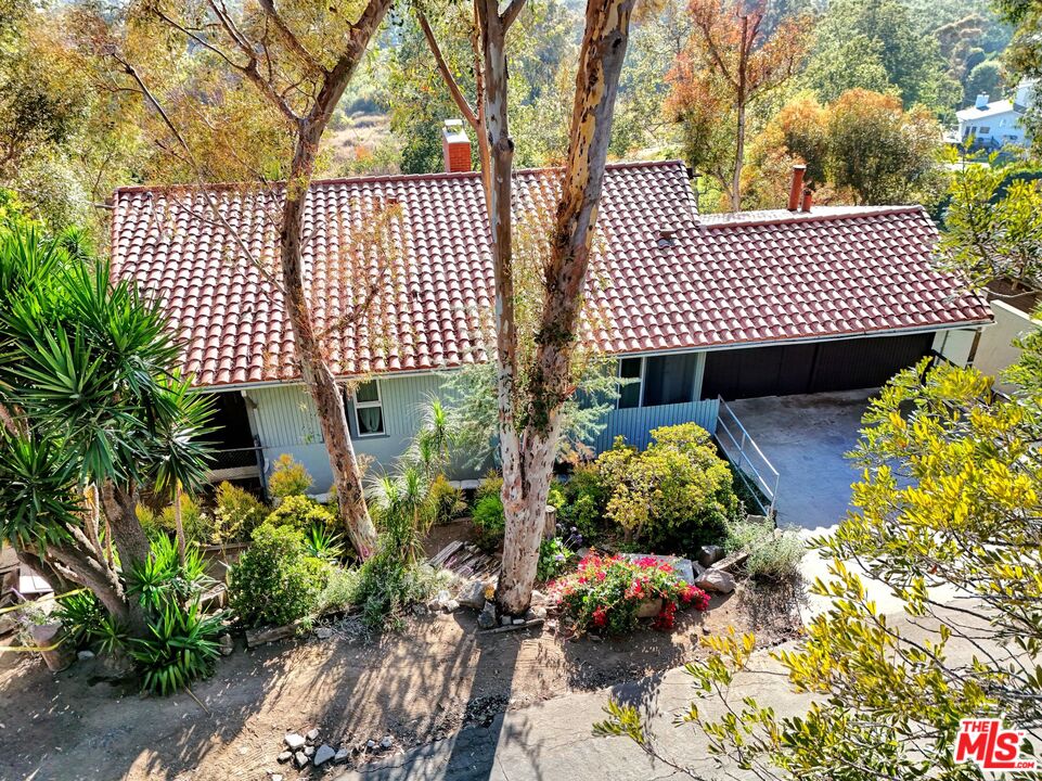 3557 Serra Road Malibu, CA 90265 - Photo 3 of 18