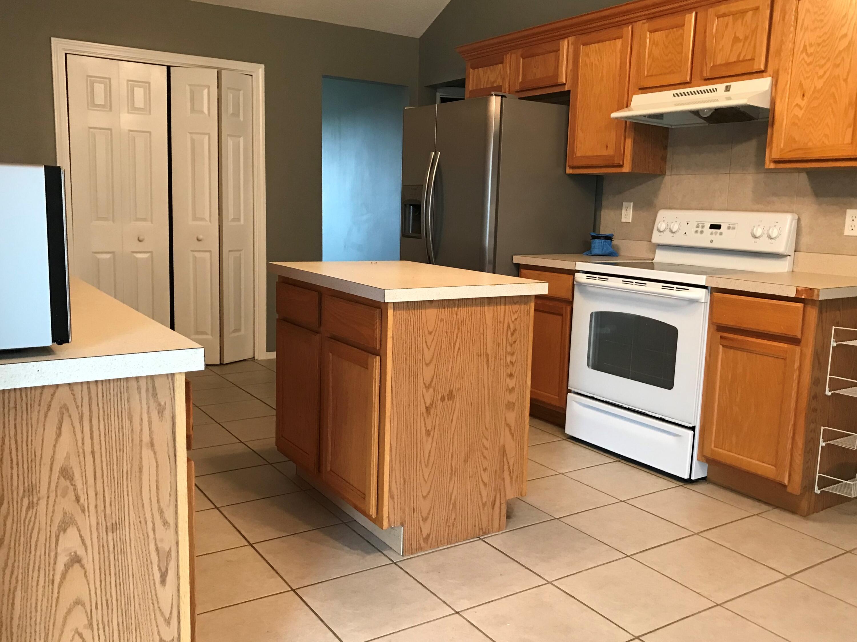 804 Travis Court Crestview, FL 32536 - Photo 10 of 33 a utility room with dryer and washer
