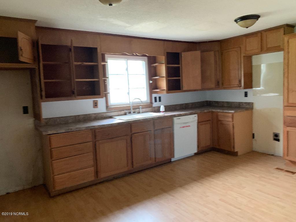 131 Lassiter Road Maysville, NC 28555 - Photo 3 of 9 kitchen