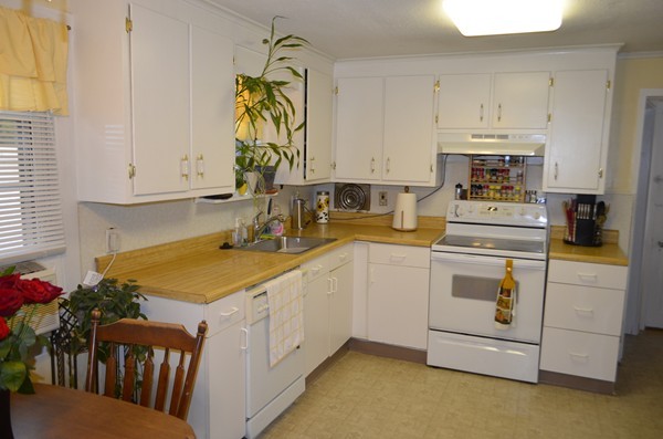 112 Pilgrim Road Springfield, MA 01118 - Photo 3 of 20