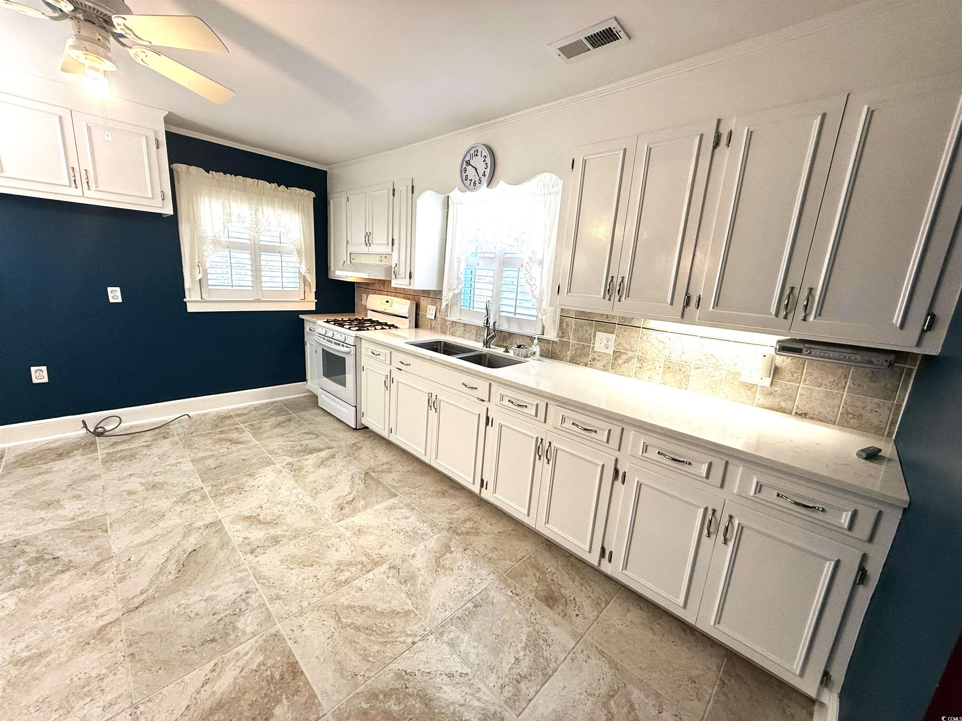 217 Smith Street Lake City, SC 29560 - Photo 6 of 40