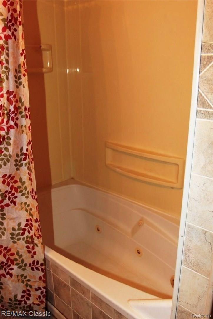 3138 Ray Road Holly, MI 48442 - Photo 9 of 20 Jetted tub.JPG