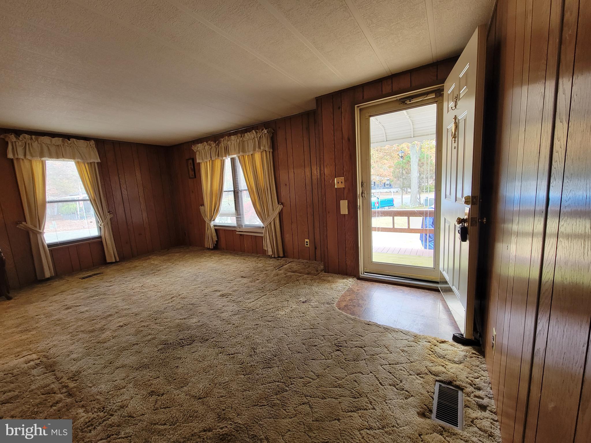33 Skyline Drive Sicklerville, NJ 08081 - Photo 12 of 40 LIVING ROOM