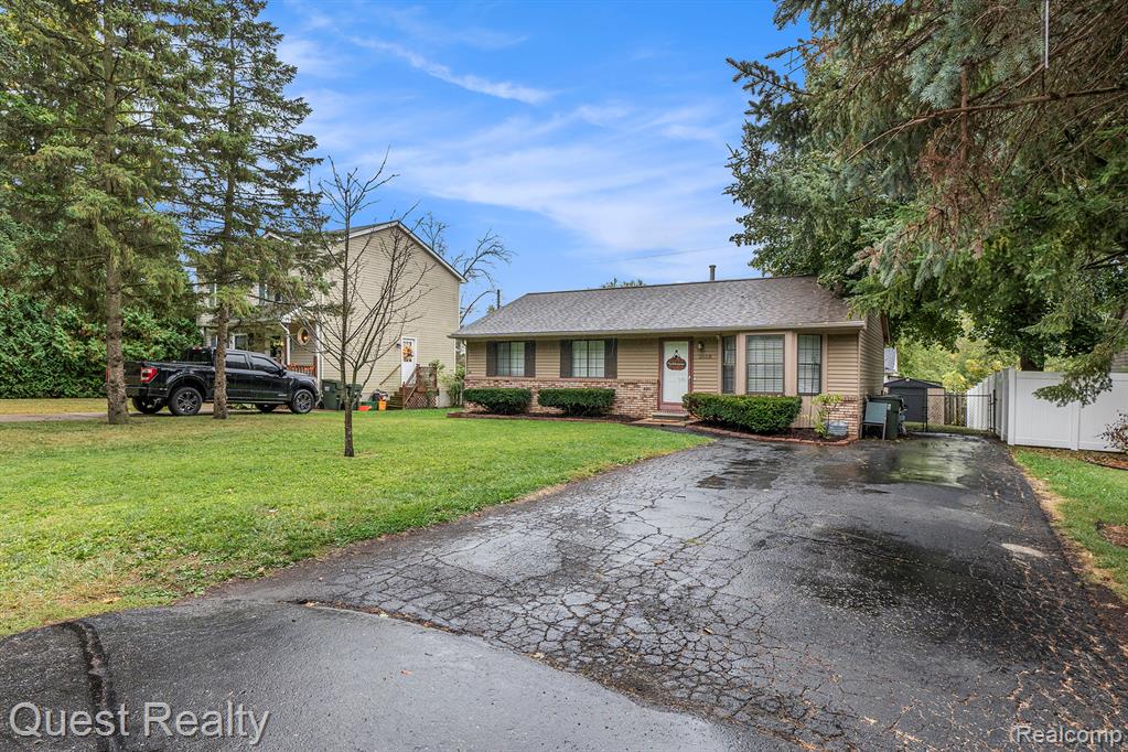 2658 Simpson Drive Rochester Hills, MI 48309 - Photo 2 of 16
