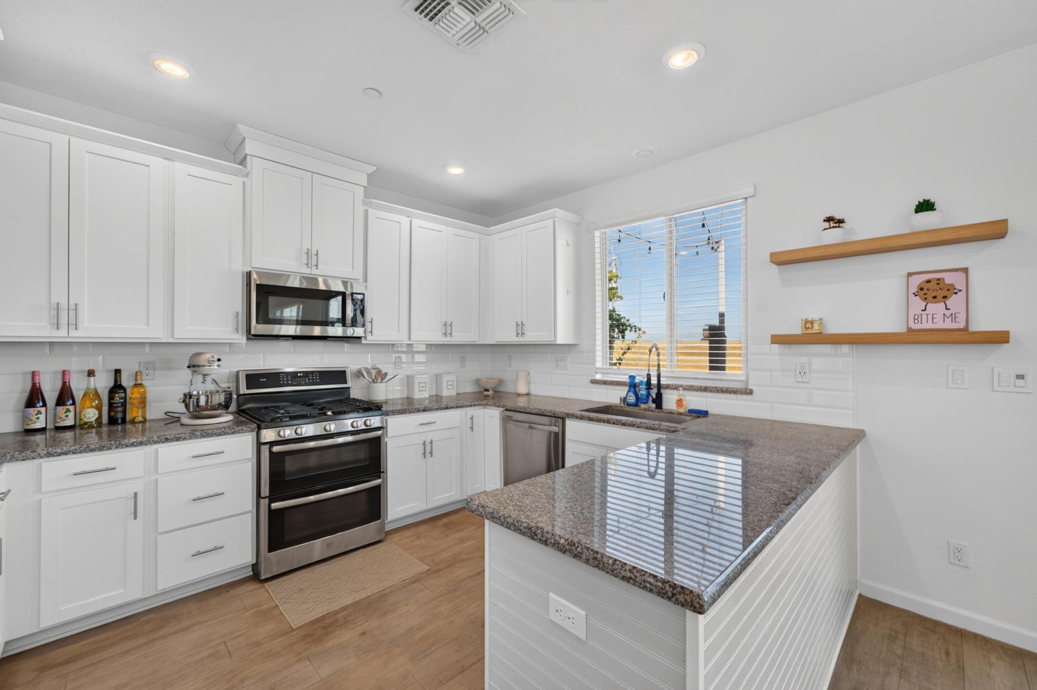 3863 Ivan Way Rancho Cordova, CA 95742 - Photo 16 of 54