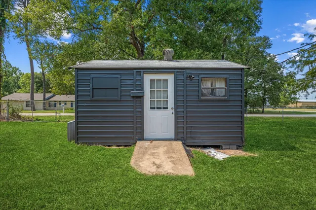 a view of a backyard