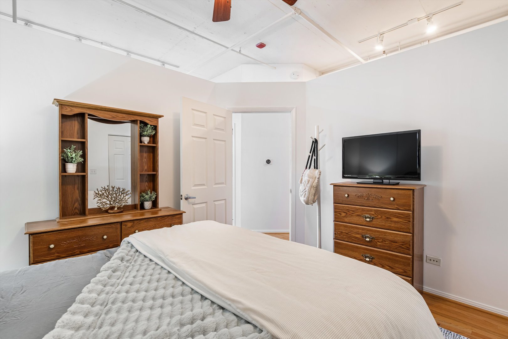 950 West Monroe Street, Unit 802 Chicago, IL 60607 - Photo 14 of 23 Gallery Image 14
