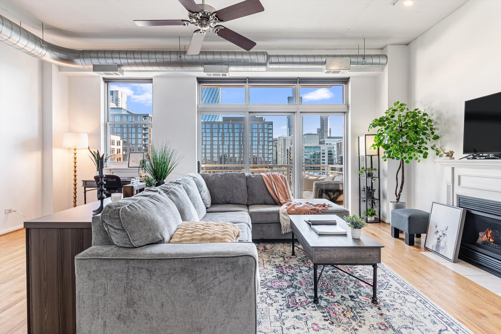 950 West Monroe Street, Unit 802 Chicago, IL 60607 - Photo 2 of 23 Gallery Image 2