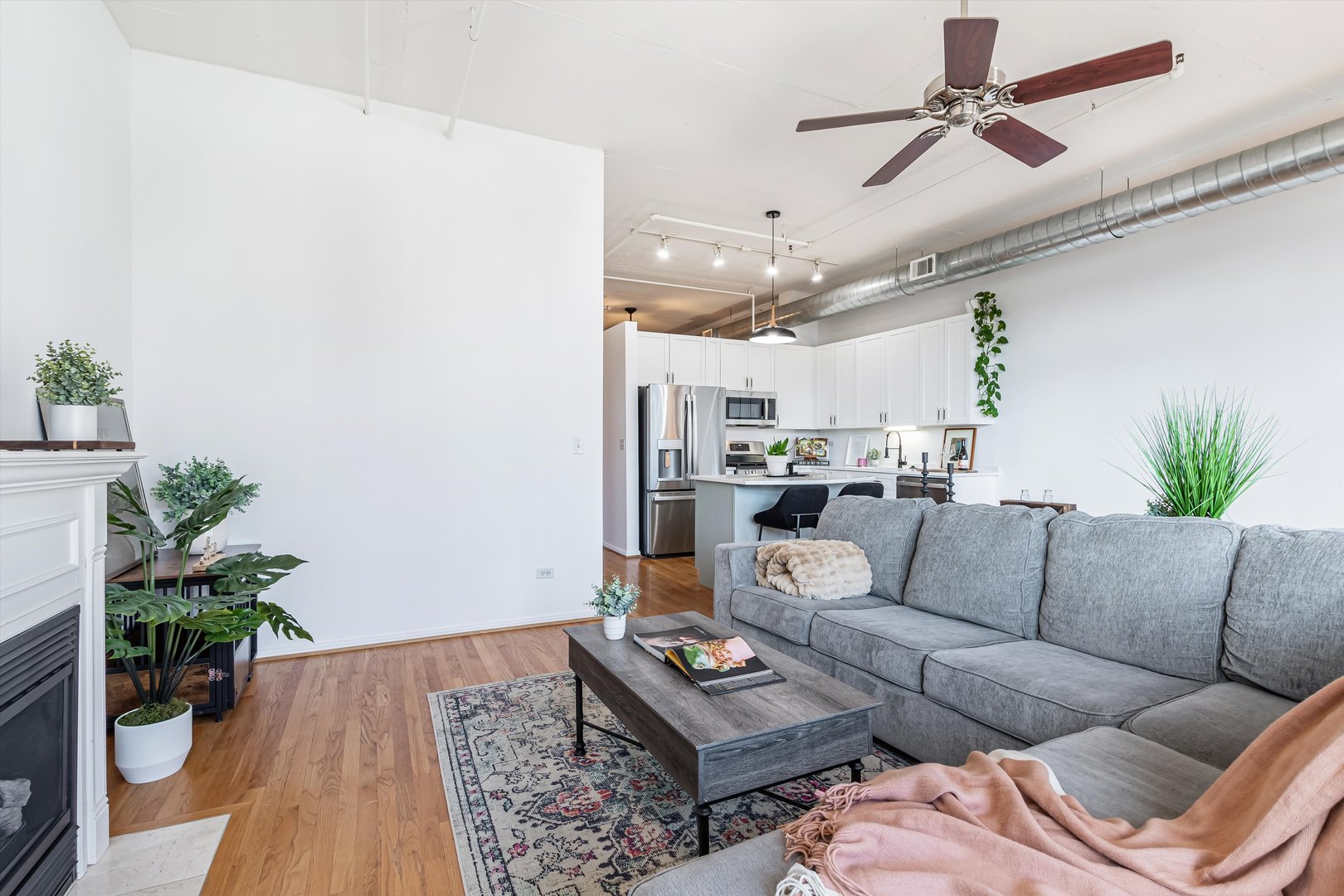 950 West Monroe Street, Unit 802 Chicago, IL 60607 - Photo 6 of 23 Gallery Image 6