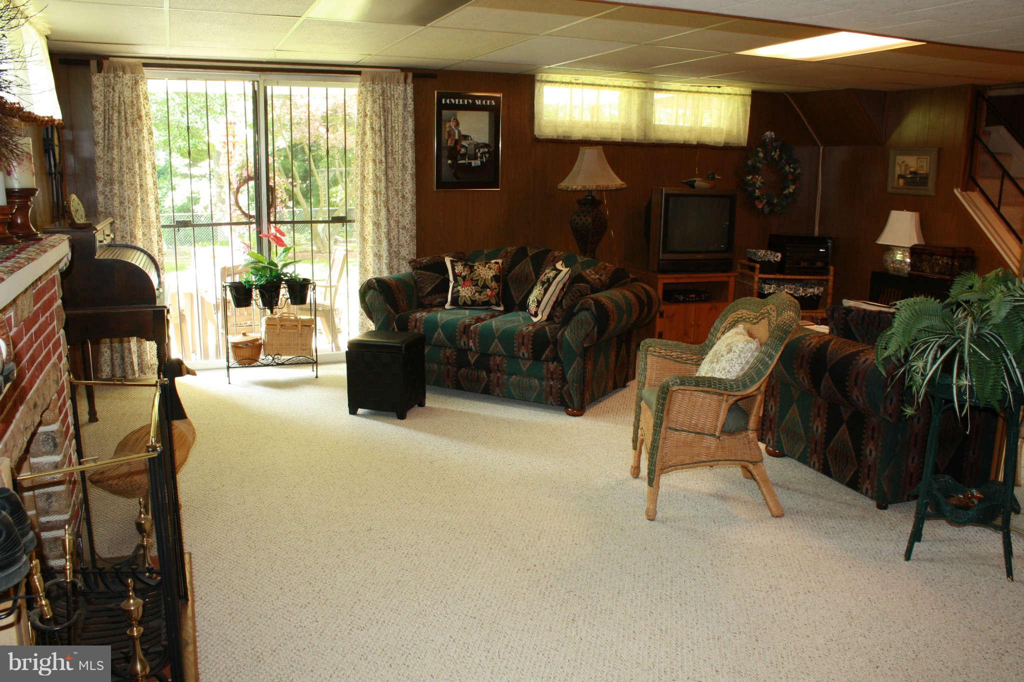 9109 Covered Bridge Road Baltimore, MD 21234 - Photo 9 of 30 Family Room