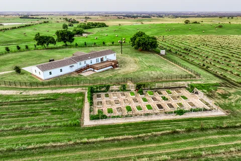 $1,150,000 | 3575 County Road 271, Moulton, TX 77975